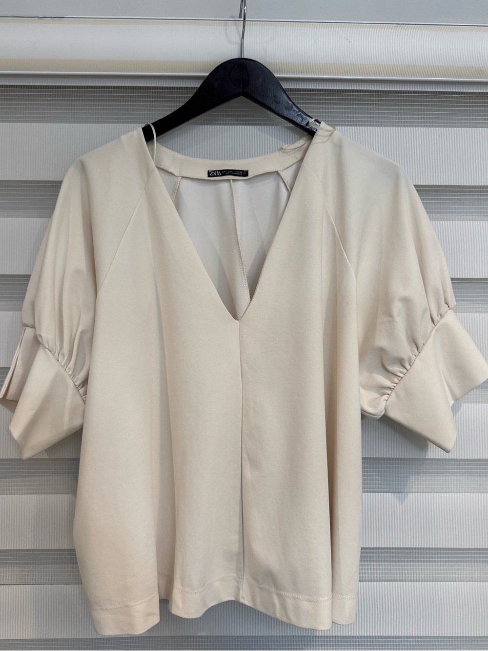 Zara Cream V-Neck Short Sleeve Blouse with Gathered Cuffs